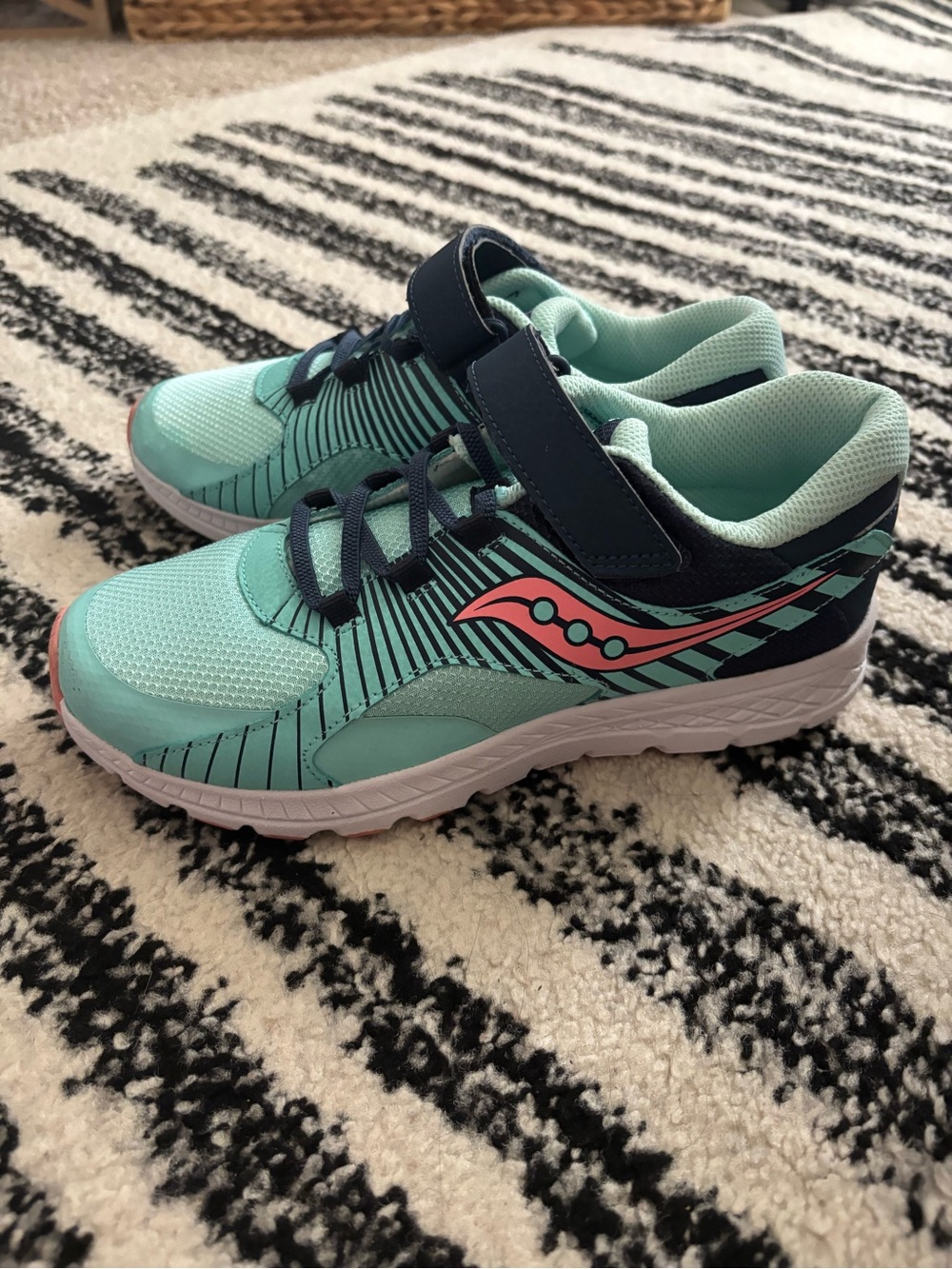 Saucony Velocer A/C Sneaker Kids US 5.5 Accessible Velcro Like New Comfy - Picture 2 of 8